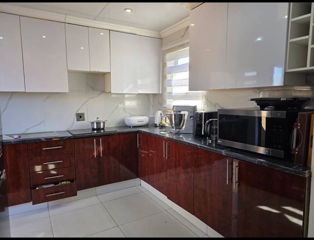 3 BEDROOM FREEHOLD FOR SALE IN GROBLERPARK